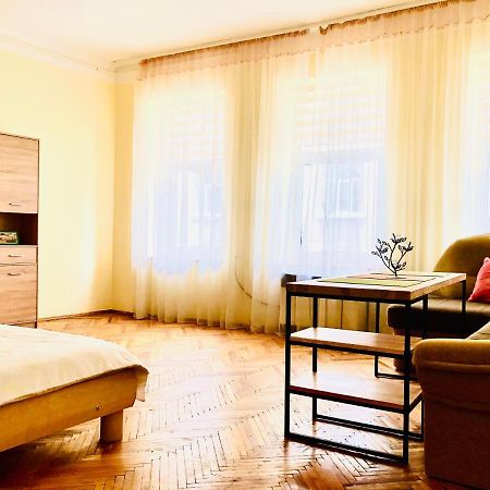 Apartment Near Opera On Horodotska 11 Lviv Exterior foto